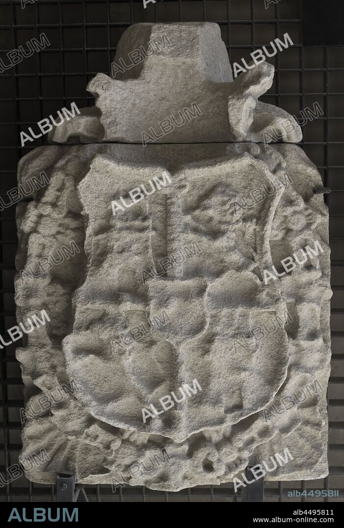 Escudo de España. Antigua Puerta de Aires (Muralla de La Coruña), siglo XVIII. Museo Arqueológico e Histórico (Castillo de San Antón). La Coruña. Galicia. España.