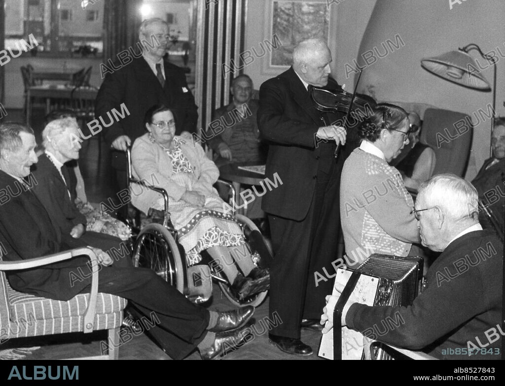 ARKIV 1959 - Underhållning med fiol och dragspel på ålderdomshemmet. Foto:Gunnar Fröberg Kod: 192 COPYRIGHT SCANPIX SWEDEN.