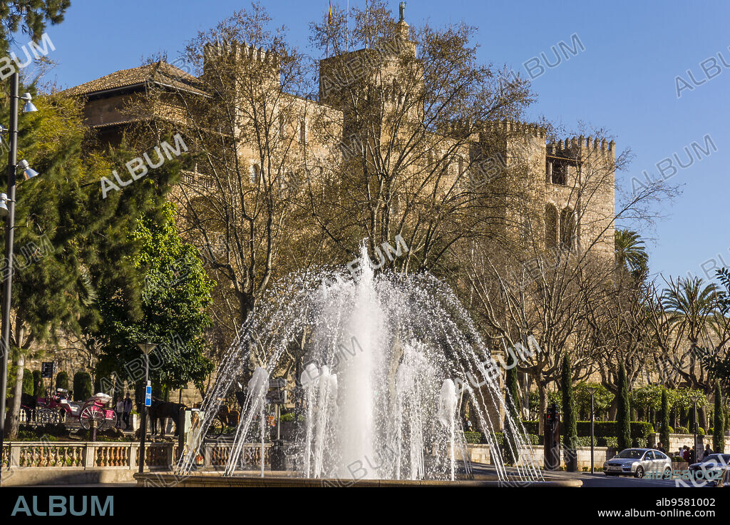 Plaza de la Reina y Palacio Real de La Almudaina, Palma, Mallorca, balearic islands, spain, europe.