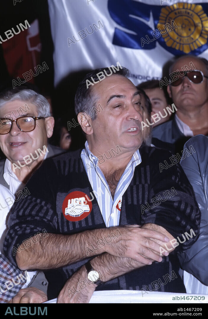 REDONDO URBIETA, Nicolás (n. Baracaldo,1927). Político y sindicalista español. Militante de U. G. T y secretario general de dicha organización sindical. Reelegido nuevamente secretario general en 1976, 1980, 1983 y 1990. N. Redondo en una manifestación por la paz (1991) .