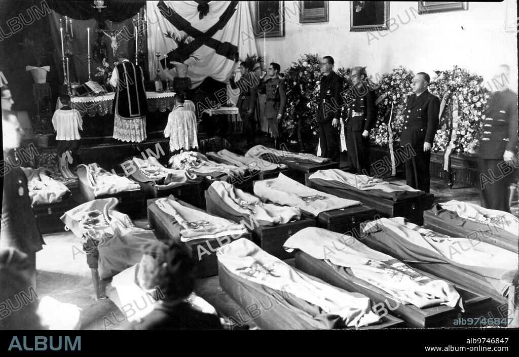 1942. Misa de Corpore insepulto en homenaje A los Caídos Del "castillo de Olite".