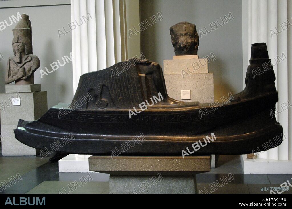 ARTE EGIPCIO. IMPERIO NUEVO. DINASTIA XVIII. BARCA SAGRADA DEDICADA A MUTEMUIA (Esposa de Tutmosis IV) en granodiorita negra. Fechado hacia el año 1400 a. C. Procede del Templo de Karnak. Tebas. Museo Británico. Londres. Inglaterra. Reino Unido.