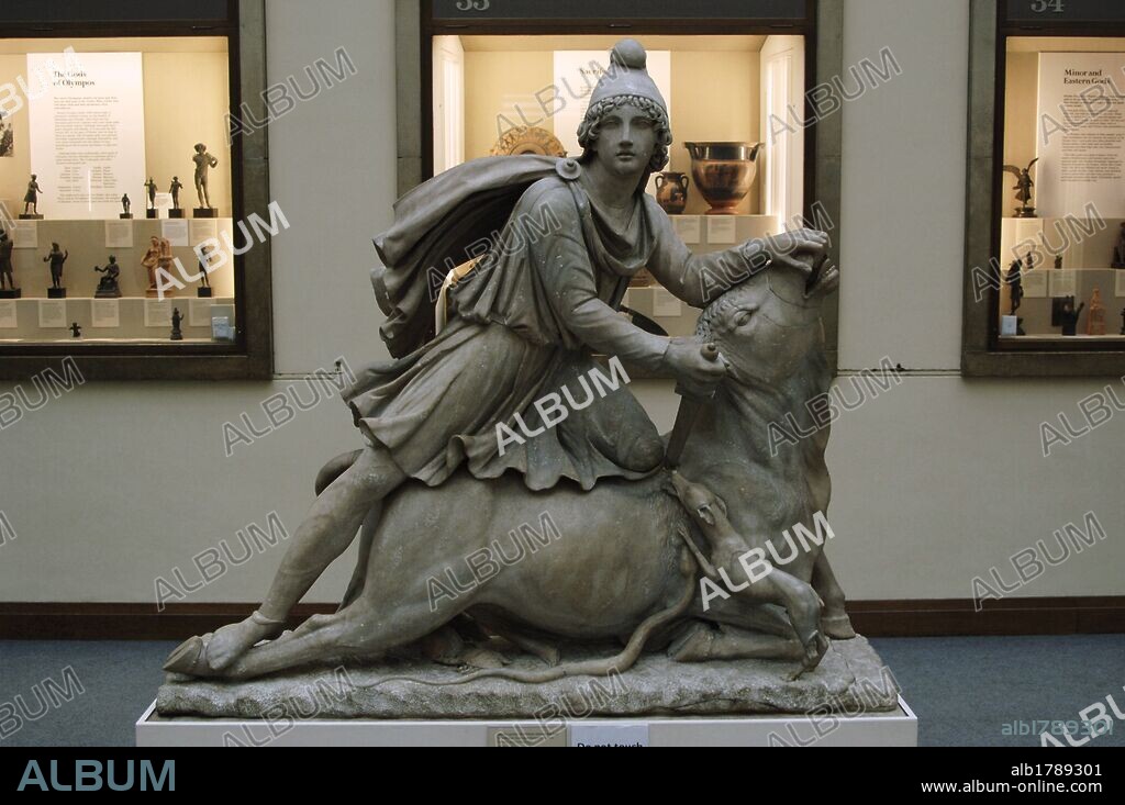 ARTE ROMANO. S. II d. C. MITRA TAUROCTONO. Escultura en mármol que representa a MITRA MATANDO AL TORO, sacrificio ritual del toro sagrado. Museo Británico. Londres. Inglaterra. Reino Unido.