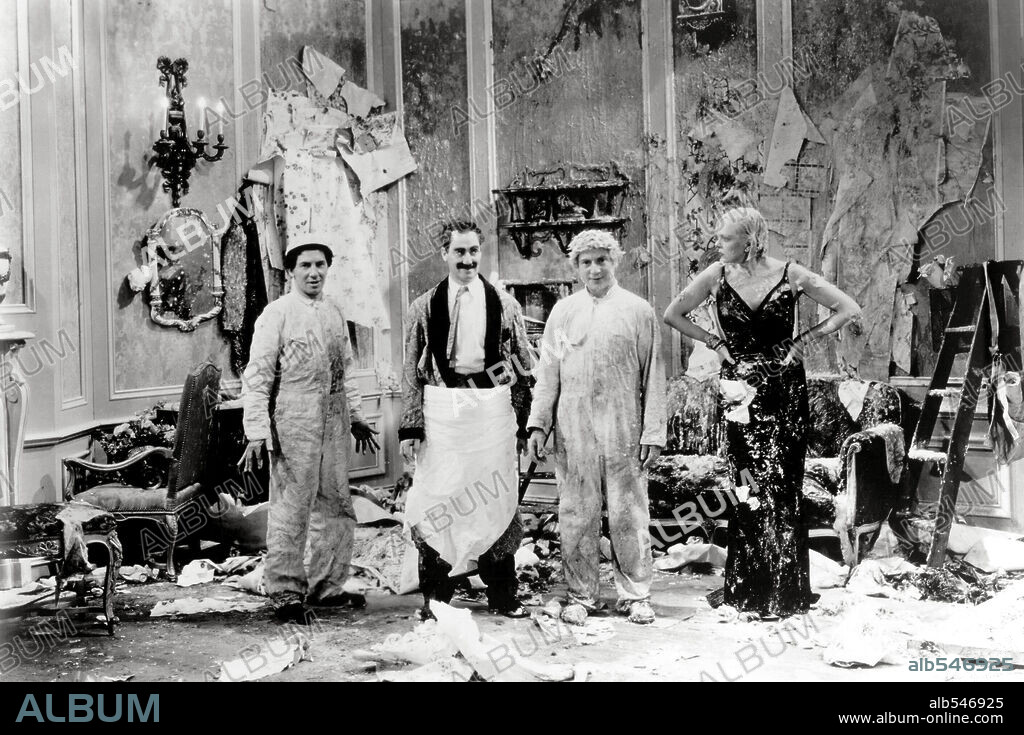 LOS HERMANOS MARX, CHICO MARX, GROUCHO MARX y HARPO MARX. CHICO MARX, GROUCHO MARX, HARPO MARX y THE MARX BROTHERS en UN DÍA EN LAS CARRERAS, 1937 (A DAY AT THE RACES), dirigida por SAM WOOD. Copyright M.G.M.