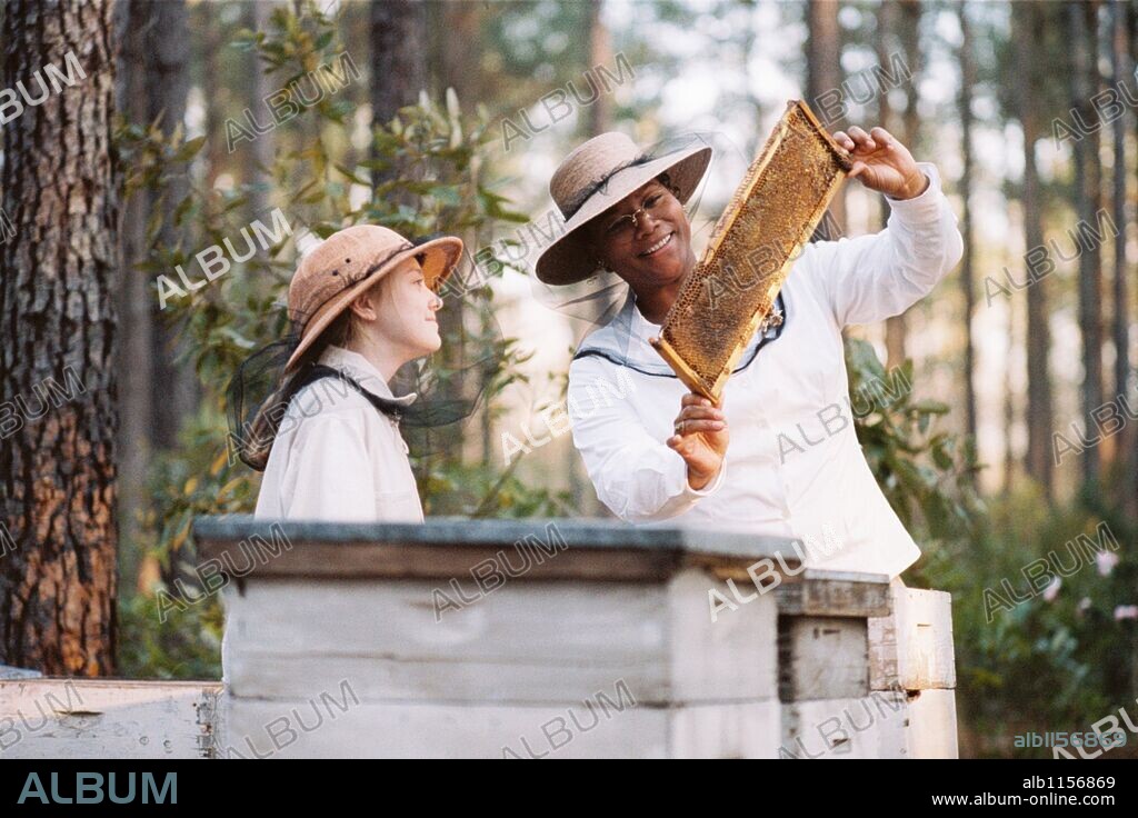 FANNING DAKOTA and QUEEN LATIFAH. DAKOTA FANNING and QUEEN LATIFAH in THE SECRET LIFE OF BEES, 2008, directed by GINA PRINCE-BYTHEWOOD. Copyright Fox searchlight pictures/ overbrook entertainment.
