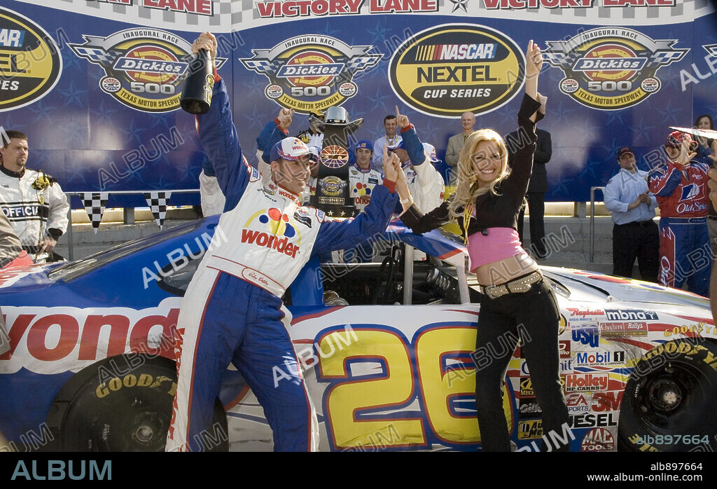 LESLIE BIBB y WILL FERRELL en PASADO DE VUELTAS, 2006 (TALLADEGA NIGHTS: THE BALLAD OF RICKY BOBBY), dirigida por ADAM MCKAY. Copyright COLUMBIA PICTURES / HANOVER, SUZANNE.