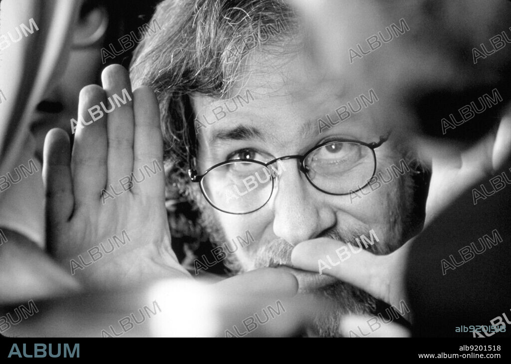 STEVEN SPIELBERG in SCHINDLER'S LIST, 1993, directed by STEVEN SPIELBERG. Copyright UNIVERSAL PICTURES.