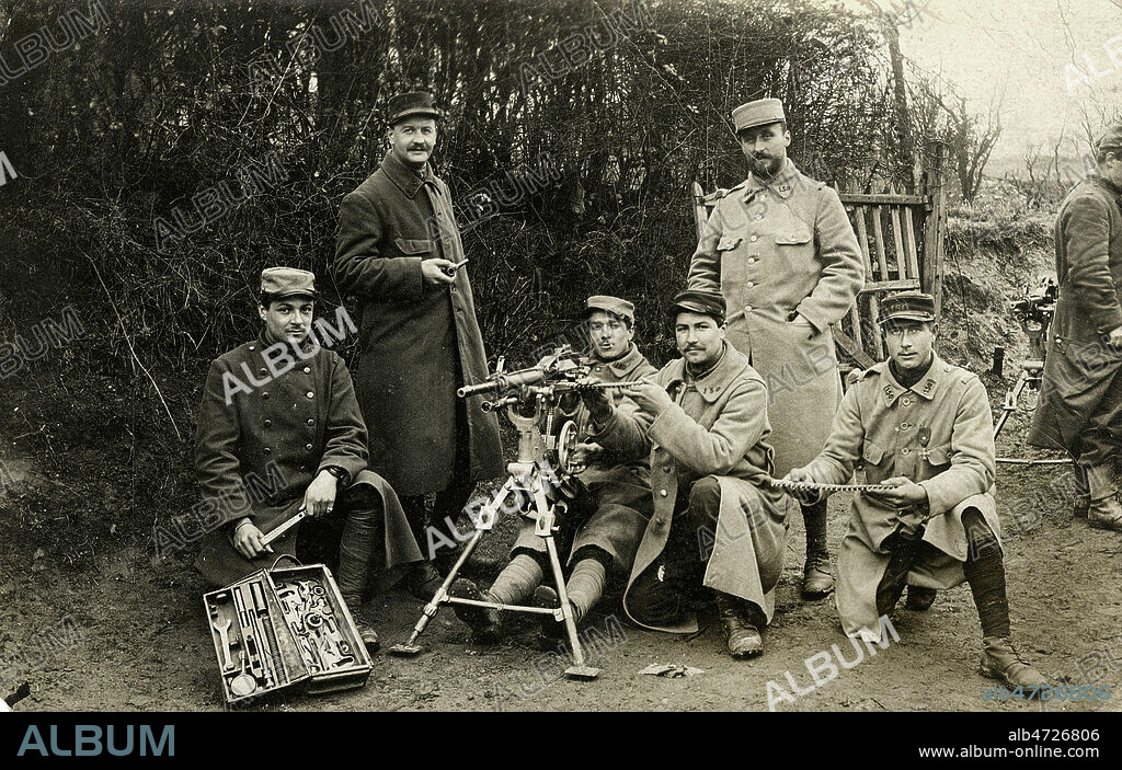 Mitrailleuse Hotchkiss et ses servants : caporal chef de piece, tireur, chargeur, aide chargeur. Photographie de la guerre 14-18. Credit : Jean Vigne / KHARBINE-TAPABOR.