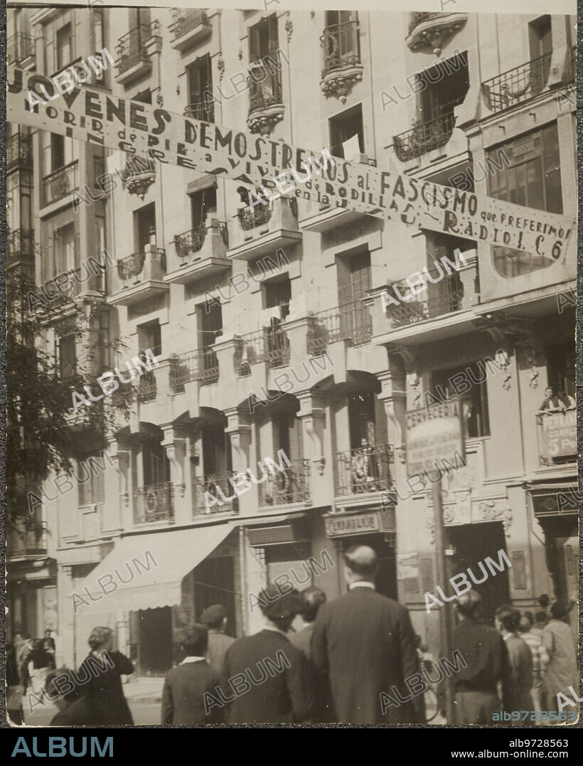 Octubre 1936. Cartel propagandístico colocado en la calle de don Ramón de la Cruz.