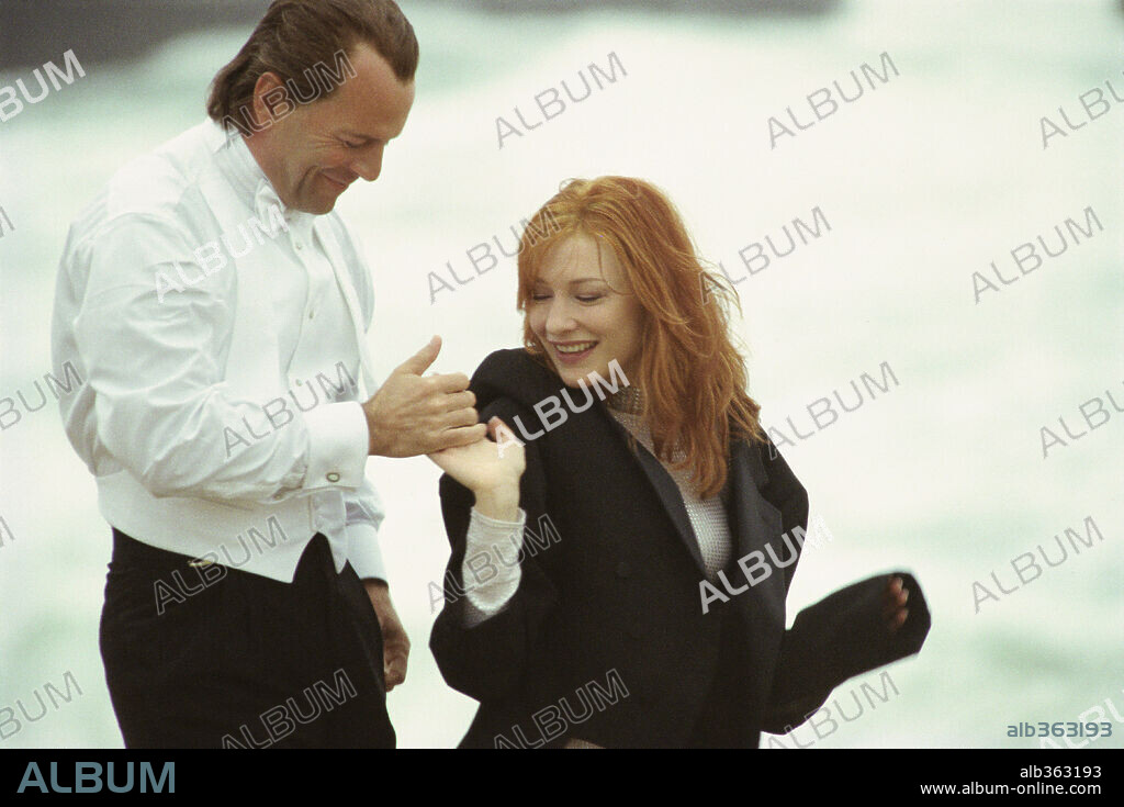 BRUCE WILLIS y CATE BLANCHETT en BANDITS [BANDIDOS], 2001 (BANDITS), dirigida por BARRY LEVINSON. Copyright M.G.M / CARTWRIGHT, R.