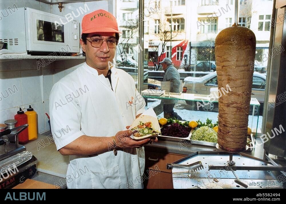 Gastronomie:. Imbißstand u. ä. Türkischer Imbiß in Berlin: Verkauf von Döner-Kebap. Foto, Januar 2000.