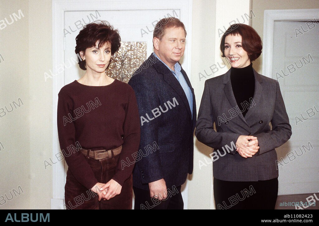 Shocked by the death of her father, Claudia Sommerfeld (MICHELE MARIAN, r) enters her former apartment. The meeting with Katja (MARTIJAM AGISCHEWA), who now lives with Dr. Sommerfeld (RAINER HUNOLD), is correspondingly tense... / Headline: DR. SOMMERFELD - NEWS FROM BÜLOWBOGEN / D 1996/97.