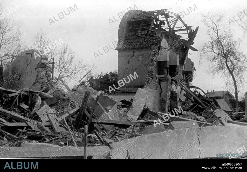 Julio 1937. Restos de un hospital en Flix (Tarragona), Destruido en un Bombardeo.
