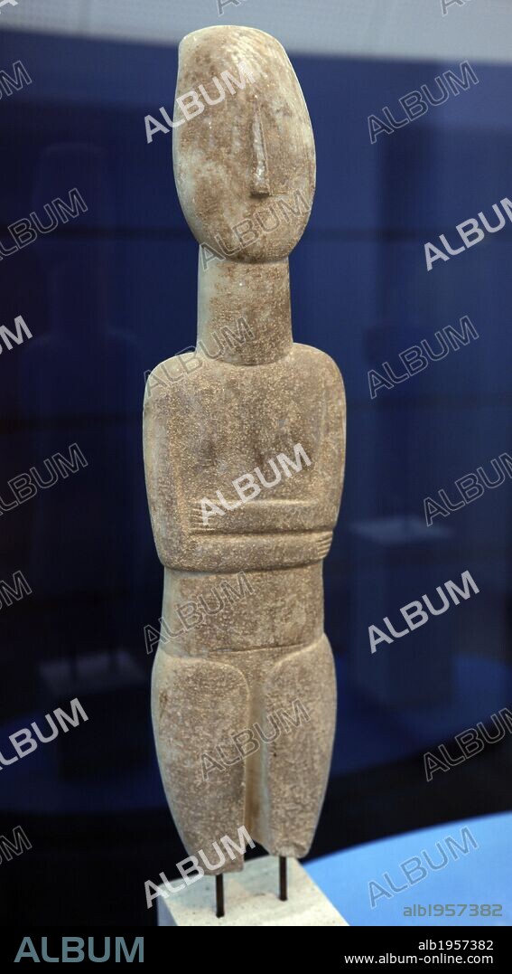 ARTE CICLADICO. GRECIA. IDOLO CICLADICO. Figura procedente de la ISLA DE AMORGOS (ISLAS CICLADAS). Hacia el 2700-2300 a. C. Museo Naciona,. Copenhague. Dinamarca.