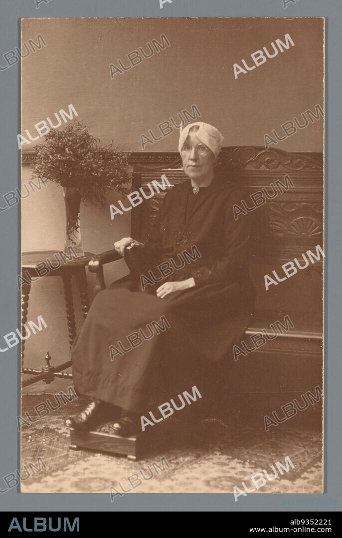 Portrait of an unknown woman with a lace hat, anonymous, c. 1910 - c. 1920, photographic support, gelatin silver print, height 136 mm × width 88 mm.