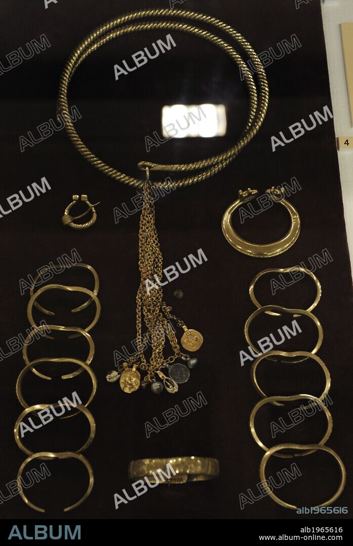 ARTE MEDIEVAL. EUROPA BALTICA. LETONIA. JOYERIA. Pulseras, brazaletes, pendientes, cinturón. Fechados en el S. XIII. Museo de la Historia y la Navegación. Riga. Letonia.
