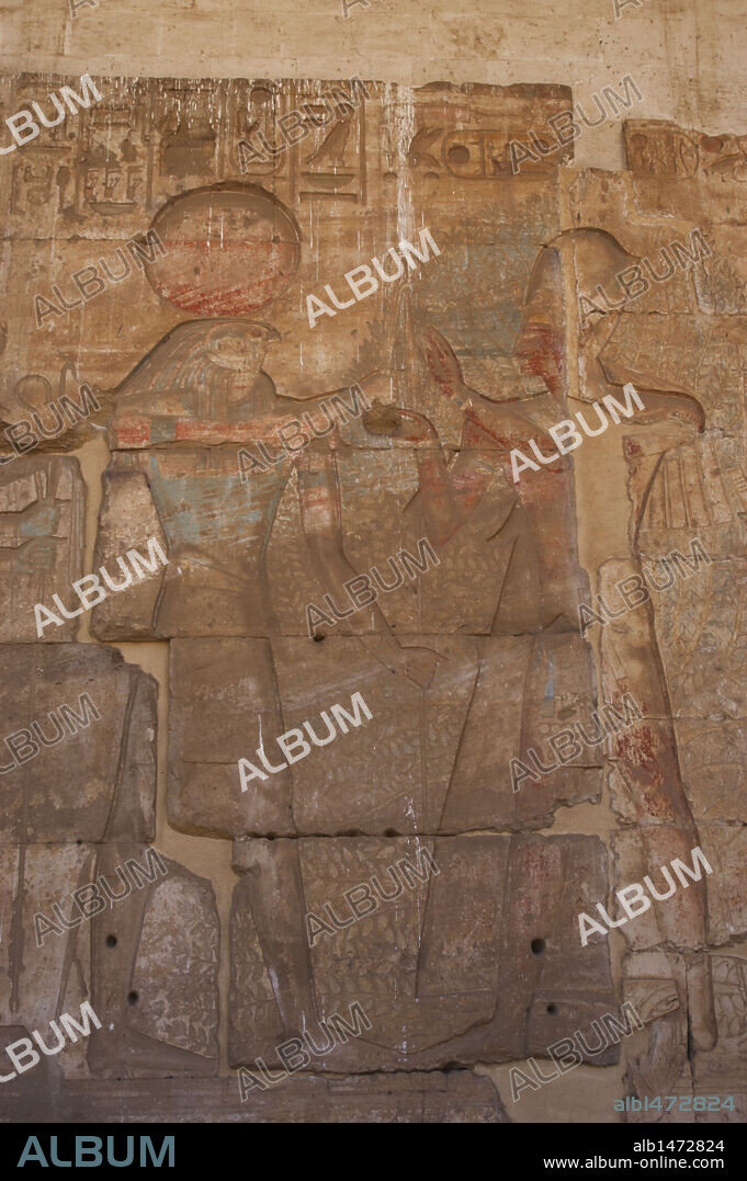 ARTE EGIPCIO. EGIPTO. TEMPLO DE SETI I en ABIDOS (ABYDOS). Mandado construir por el faraón de la Dinastía XIX del Imperio Nuevo, y terminado por su hijo Ramses II. Relieve con restos de policromía original donde aparancen representados al dios RA-HARAKHTE JUNTA AL FARAON RAMSES II, CON EL CAYADO Y EL MAYAL. Pared del segundo patio. Abidos. Egipto. Norte de Africa.