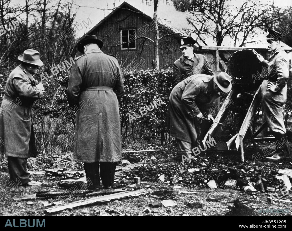 1952. Massmördaren Tore Hedin (bakom mannen som böjer sig) utreder brott i Skåne. Hedin var fjärdingsman (förr titel för en underordnad polisman på landsbygden) som begick tio mord. Mest uppmärksammade blev de så kallade Hurvamorden då Hedin mördade nio människor.. Foto: PrB / SCANPIX / Kod: 190.