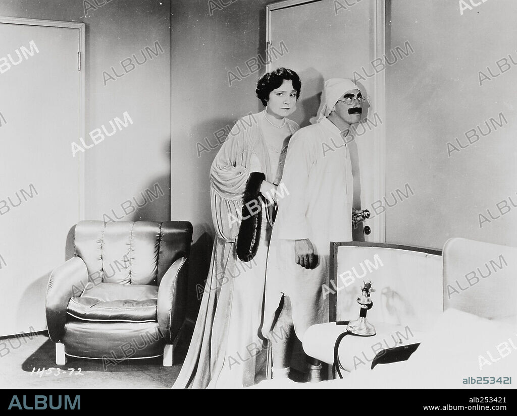 GROUCHO MARX y MARGARET DUMONT en SOPA DE GANSO, 1933 (DUCK SOUP), dirigida por LEO MCCAREY. Copyright PARAMOUNT PICTURES.