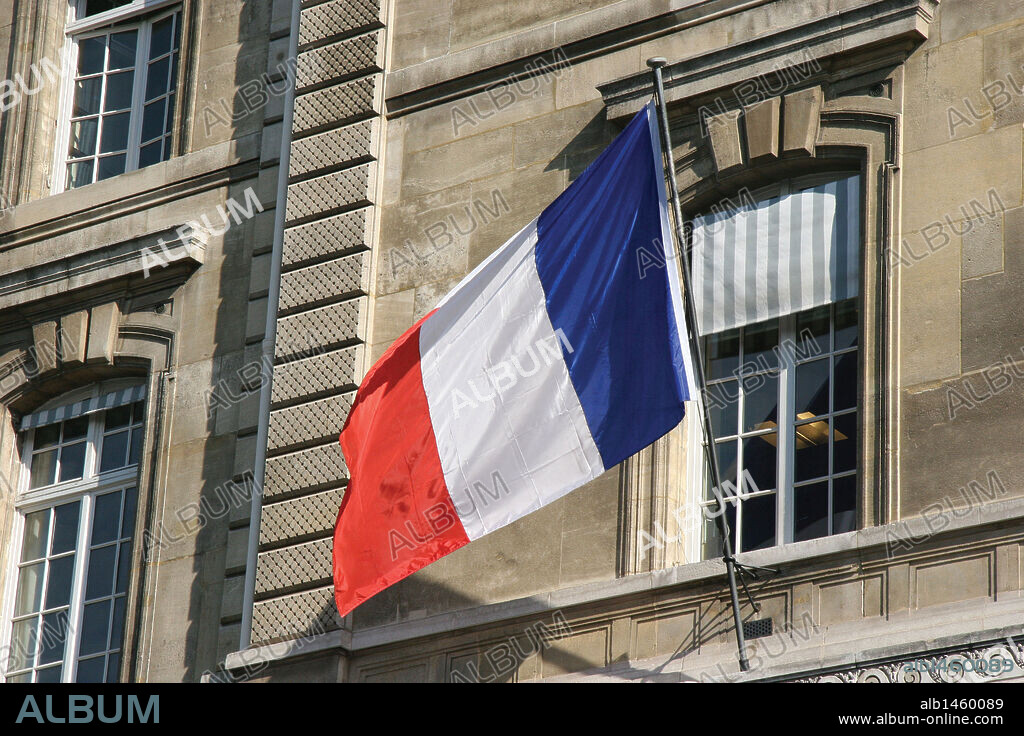 BANDERA FRANCESA ondeando en la fachada del Palacio de Justicia. París. Francia.