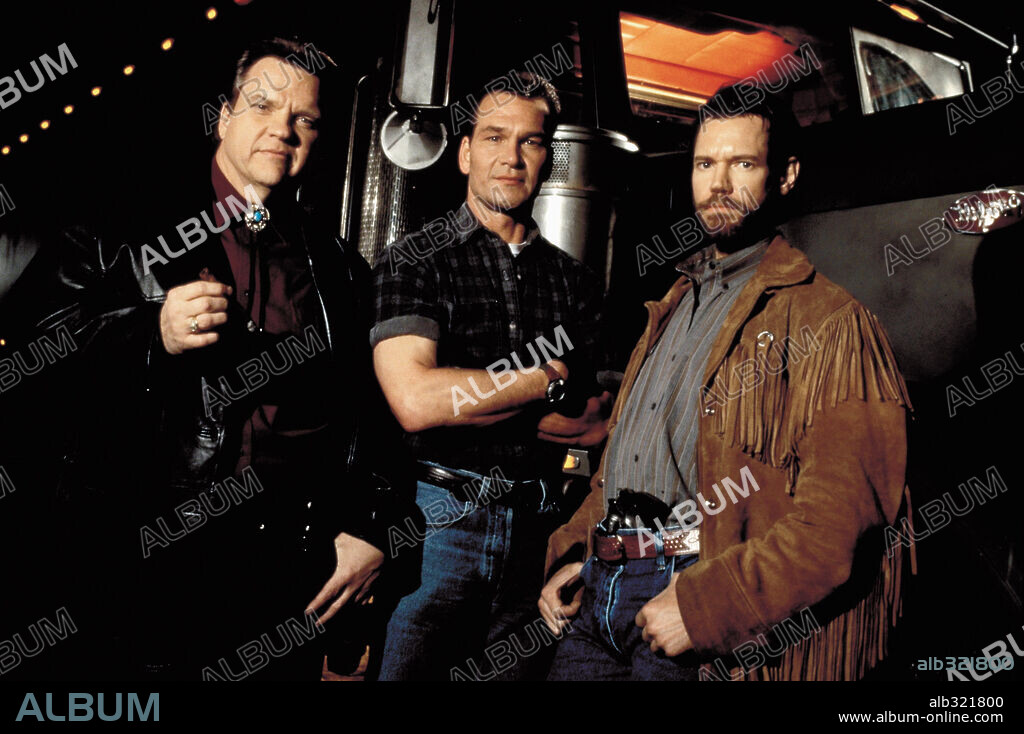 MEAT LOAF ADAY, PATRICK SWAYZE and RANDY TRAVIS in BLACK DOG, 1998, directed by KEVIN HOOKS. Copyright MUTUAL FILM COMPANY/UNIVERSAL PICTURES / WHITE, TIMOTHY.