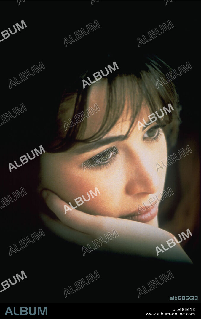 SOPHIE MARCEAU en A LA LUZ DEL FUEGO, 1997 (FIRELIGHT), dirigida por WILLIAM NICHOLSON. Copyright HOLLYWOOD PICTURES.
