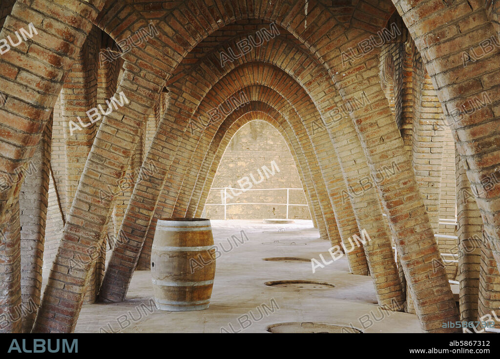 El Pinell de Brai; Celler Cooperatiu / Bodega - Cooperativa vinícola obra de César Martinell (modernista); considerada la "Catedral del Vino".