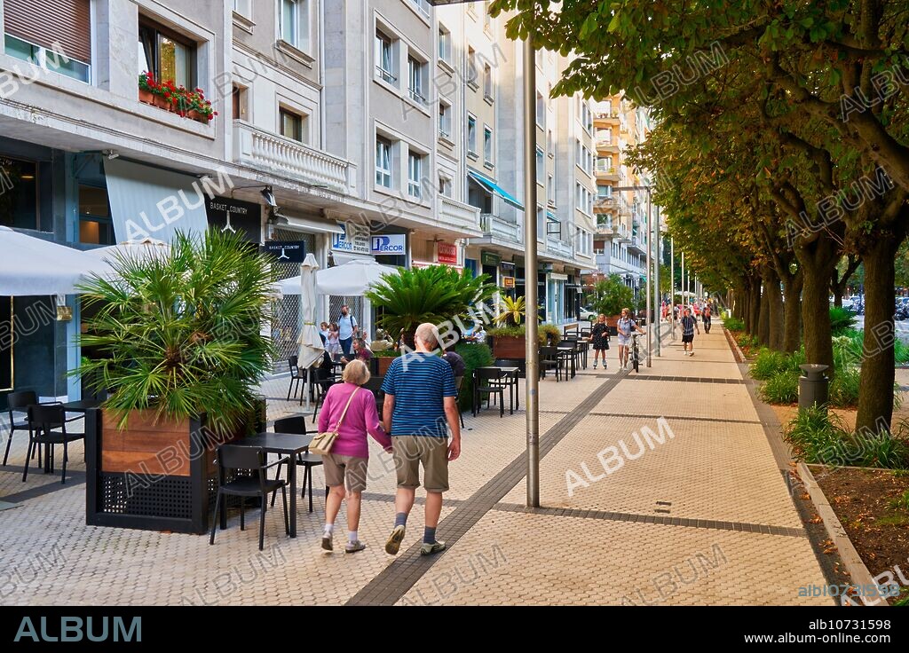Ciudadanos paseando en la Avenida Sancho el Sabio, Barrio Amara, Donostia, San Sebastian, Ciudad cosmopolita de 187.000 habitantes, destaca por su gastronomía, playas urbanas y edificios inspirados en la arquitectura parisina, Gipuzkoa, Basque Country, Spain, Europe.