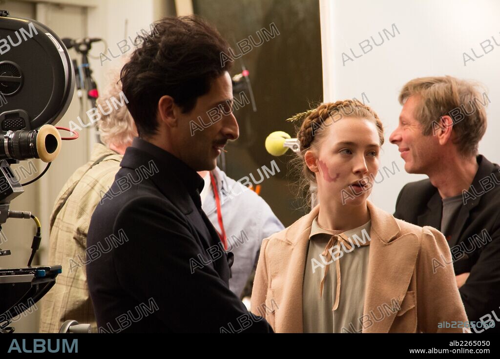 ADRIEN BRODY y SAOIRSE RONAN en EL GRAN HOTEL BUDAPEST, 2014 (THE GRAND BUDAPEST HOTEL), dirigida por WES ANDERSON. Copyright AMERICAN EMPIRICAL PICTURES/INDIAN PAINTBRUSH/SCOTT RUDIN PR.