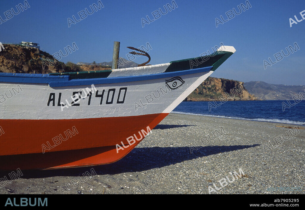 DETALLE DE BARCA PESQUERA EN LA PLAYA.