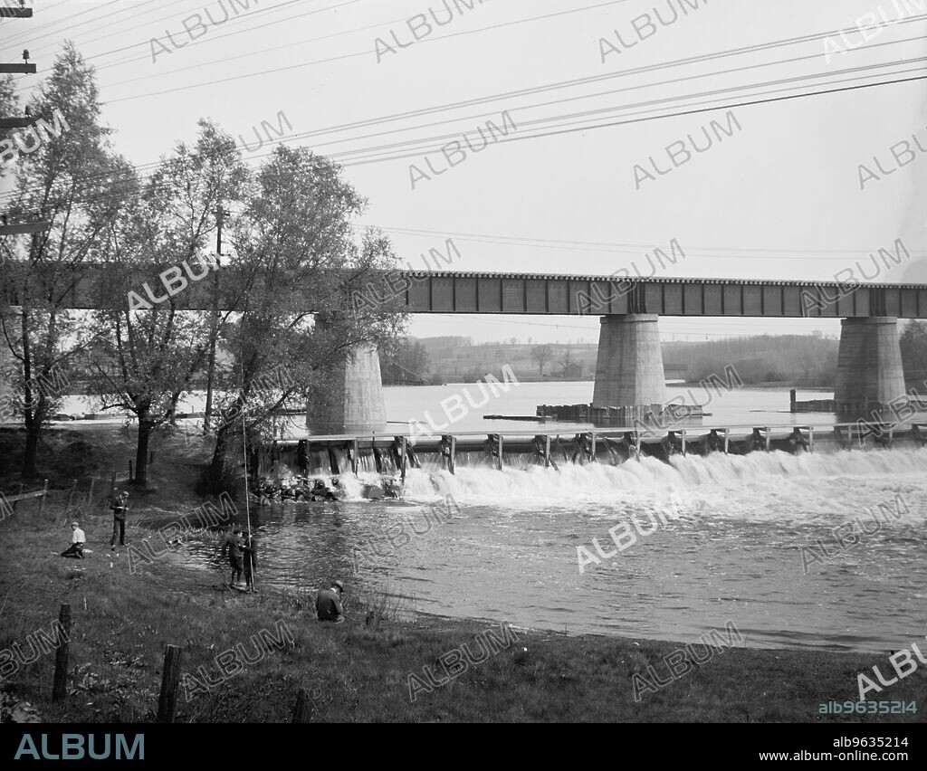 Huron River dam, Ann Arbor, Mich., between 1910 and 1920.