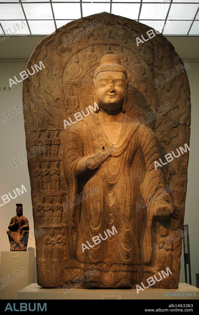 ESTELA con la REPRESENTACION DE MAITREYA BUDA, fechada entre el 489 y el 495 (S. V). Dinastía Wei del Norte (386-534). Procede de la Provincia de Shanxi (China). Museo Metropolitano de Arte. Nueva York. Estados Unidos.