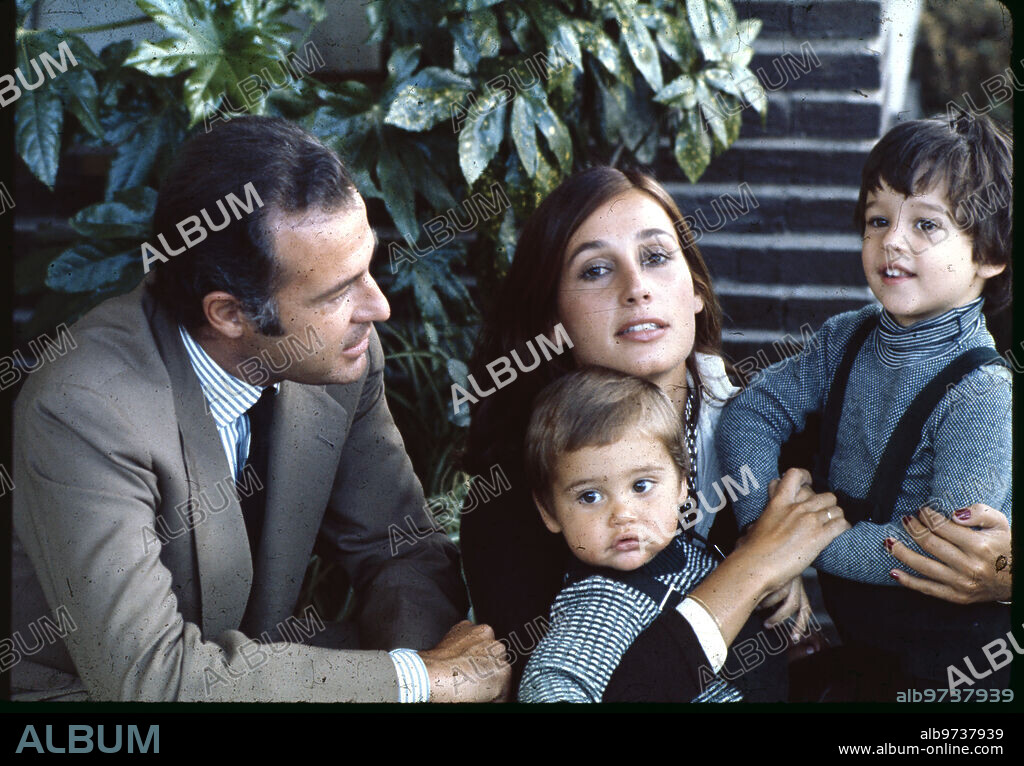 Madrid, febrero de 1976. Los Duques de Cádiz, Alfonso de Borbón Dampierre y Maria del Carmen Martínez Bordiú Franco, posan con sus dos hijos, Francisco y Luis Alfonso de Borbón Martínez Bordiú, en su domicilio.