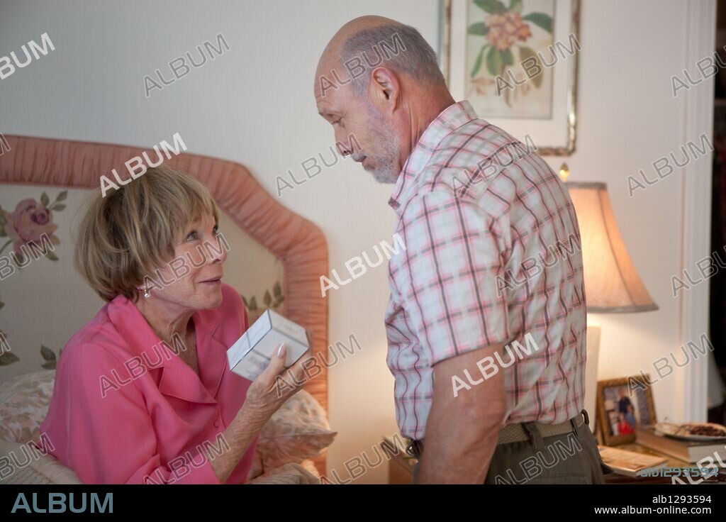 HECTOR ELIZONDO and SHIRLEY MACLAINE in VALENTINE'S DAY, 2010, directed by GARRY MARSHALL. Copyright NEW LINE CINEMA / BATZDORFF, RON.