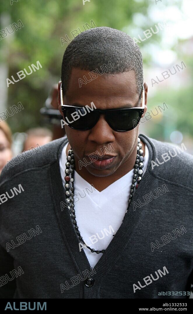 JAY Z. . 14, 2010 - New York, NY, U.S. -  . . . . .  May 14 2010, New York City Rapper Jay-z seen leaving a Soho restaurant and signing autographs for fans on May 14 2010 in New York City. 14/05/2010