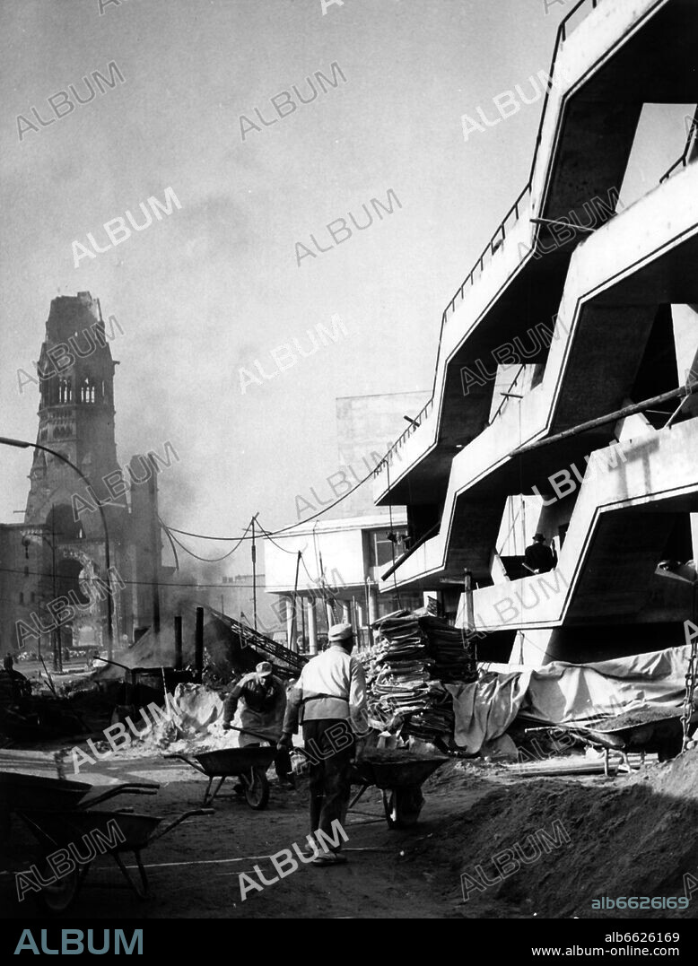 View of an almost completed new parking garage in Berlin, Germany, 19 February 1957. The famous Gedächtniskirche can be seen in the background. 19/02/1957