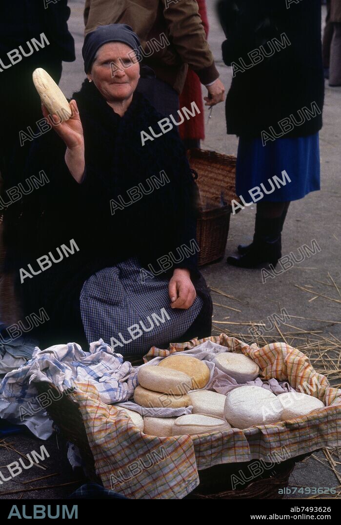 MERCADO - PUESTO DE VENDEDORA DE QUESOS.