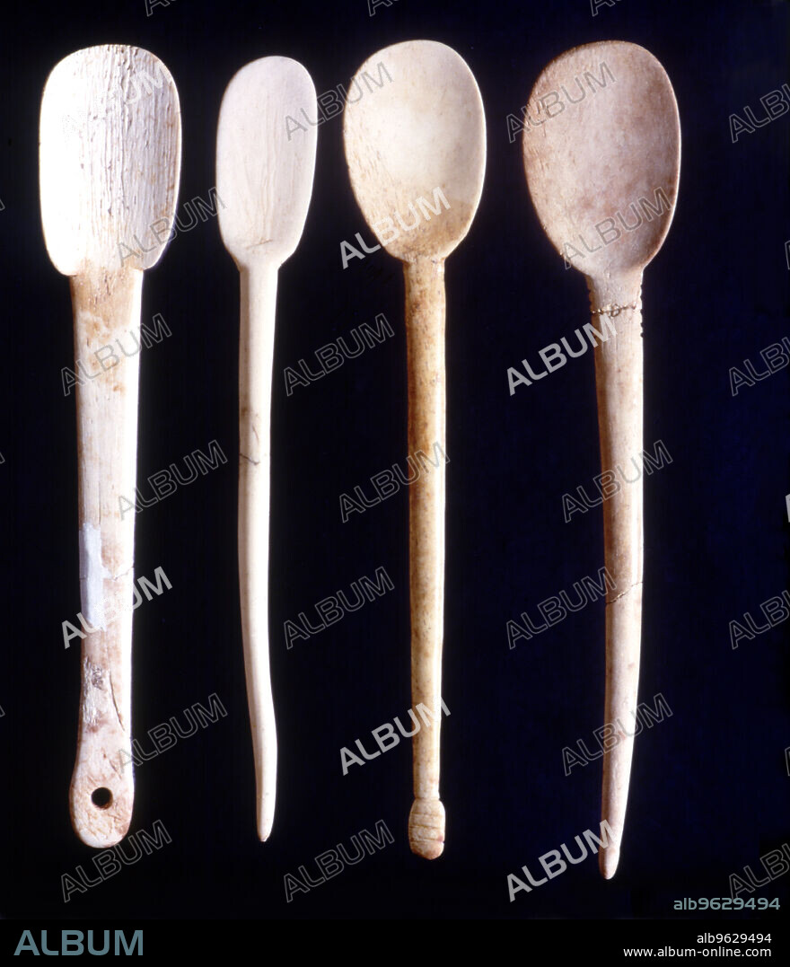 Bone spoons made by abrasion technique, from the Cova de l'Or (Beniarrés, Alicante). The longest has 20'8cm long length.