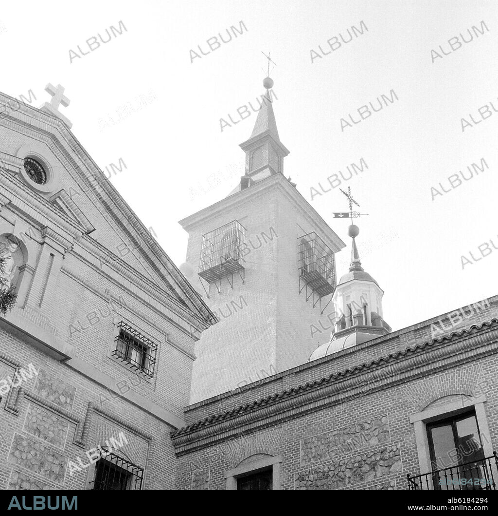 FRAY LORENZO DE SAN NICOLAS (1593-1679) Y JUAN RUI. TORRE CAMPANARIO DE LA IGLESIA DE SAN GINES - SIGLO XVII - FOTOGRAFIA EN BLANCO Y NEGRO - AÑOS 60.