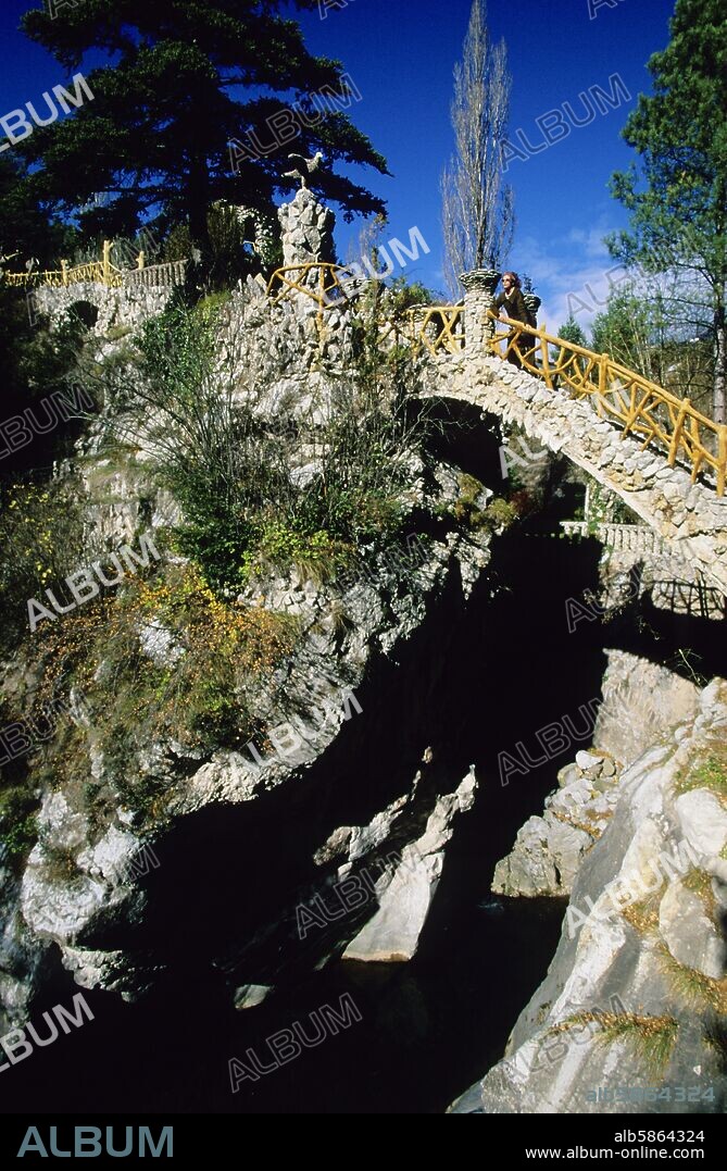 Pobla del Lillet, jardines Artigas (Gaudí), modernismo, puente sobre el alto río Llobregat.