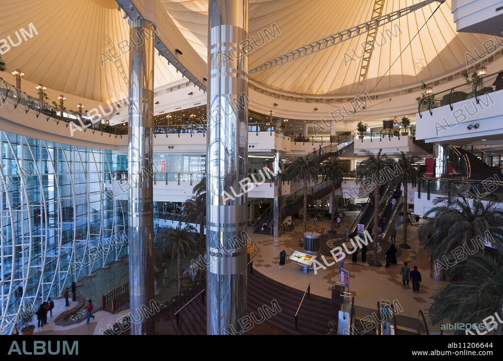 City Centre Doha Mall, the largest of the Middle East's shopping malls with over 350 shops and an ice skating rink, Doha, Qatar, Middle East.