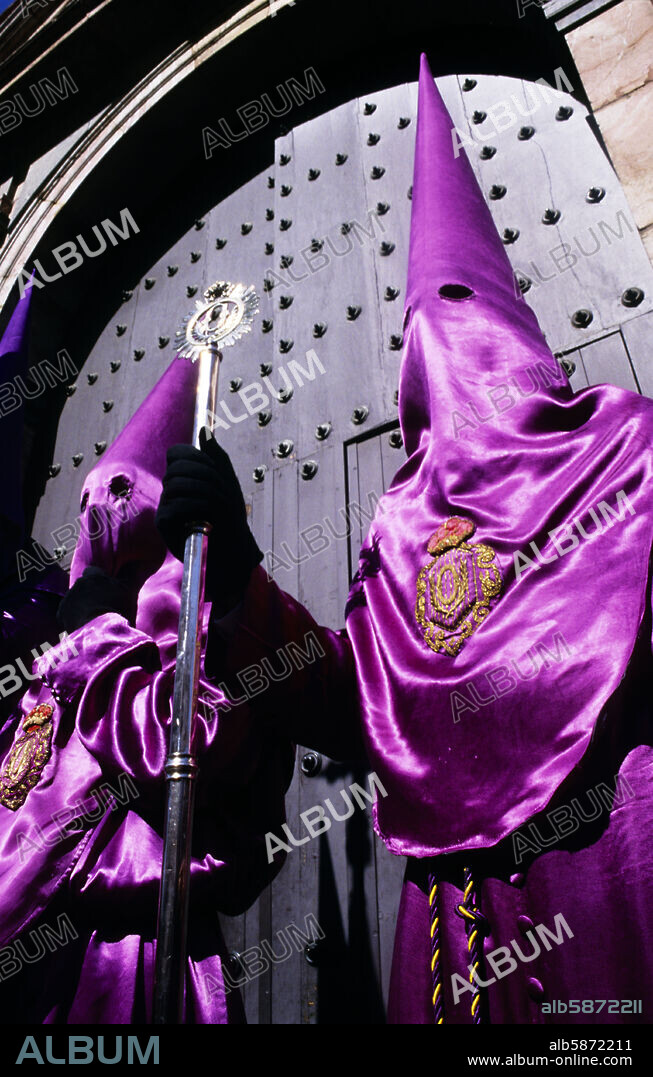Semana Santa / Holy week: "Hermandad de la O"; nazarenos at the Triana quarter.