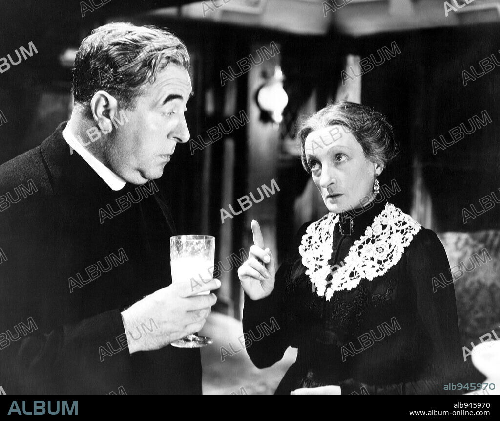 UNA O'CONNOR y WALTER CONNOLLY en EL DETECTIVE, 1934 (FATHER BROWN, DETECTIVE), dirigida por EDWARD SEDGWICK. Copyright PARAMOUNT PICTURES.