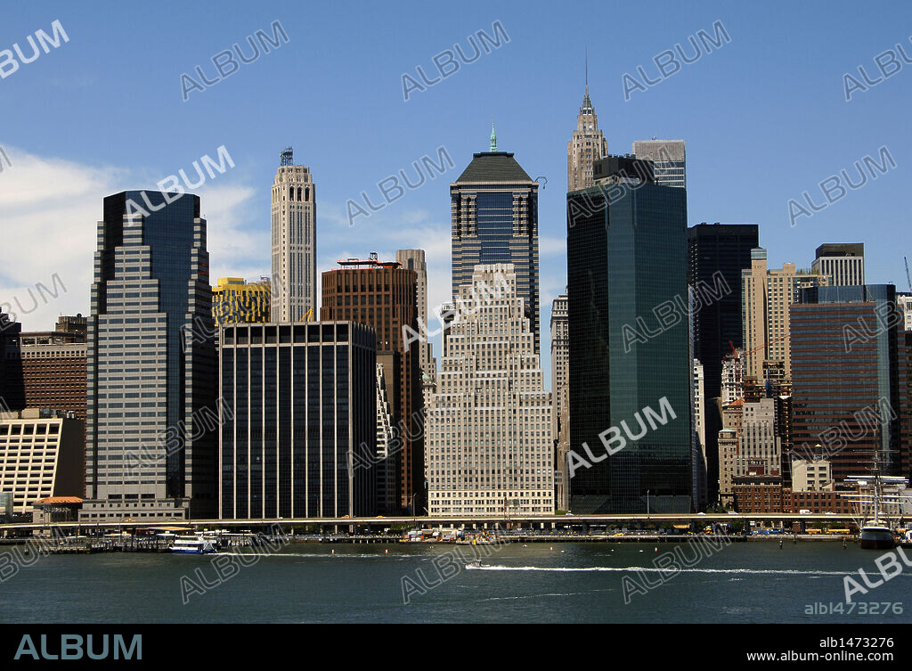 ESTADOS UNIDOS. NUEVA YORK. Vista de los RASCACIELOS DE MANHATTAN desde el Barrio de Brooklyn Heights.