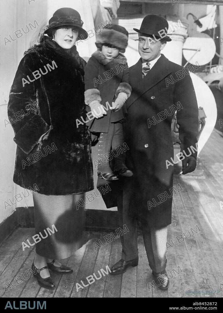Orig. bildtext... CAPTAIN INGRAM AND BRIDE ARRIVE IN THIS COUNTRY. Photo shows captain Ernest A. Ingram and his bride, the former Mrs. Enrico Caruso, with her child, Gloria Caruso, the six year old daughter of the great tenor, who arrived in this country to-day (Dec. 18th) on board the S.S. Berengaria, on the first lap of their trip around the world. Anm. D Ingram, 1893-1955, född Dorothy Benjamin, gift med Enrico Caruso 1918-1921. G Caruso, 1919-199, dotter till Enrico och Dorothy Caruso Trio Resenärer Se även BCA053 CD640 persons: DOROTHY INGRAM;GLORIA CARUSO sites: USA.