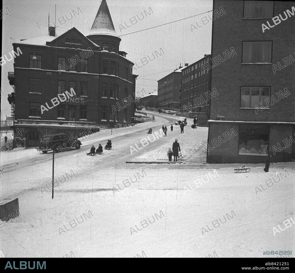 Göteborg 1947-11-29 - Gott om snö i Göteborg - här åker barnen kälke och bob i backen - Övre Olskroksgatan - *** Local Caption *** GT Låda Krep 2012-12. KAMERAREPORTAGE.