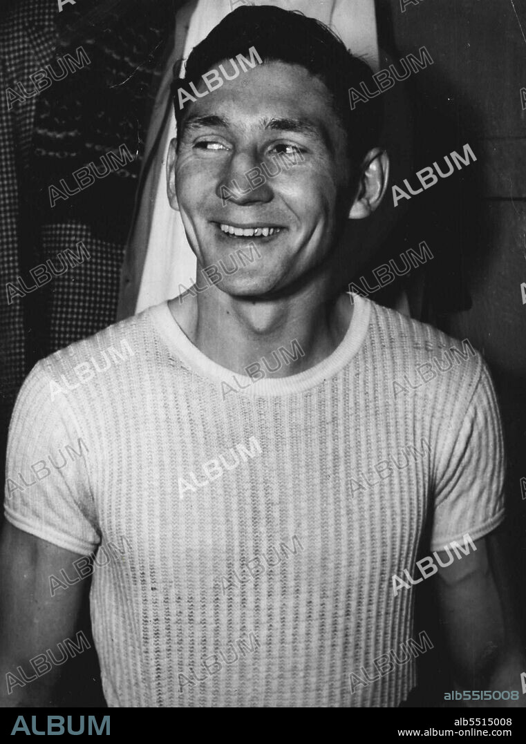 Latest gym. pictures of contenders for the vacant Australian light weight title and Archie Kemp. They will fight it out at Sydney Stadium tonight. September 21, 1949.