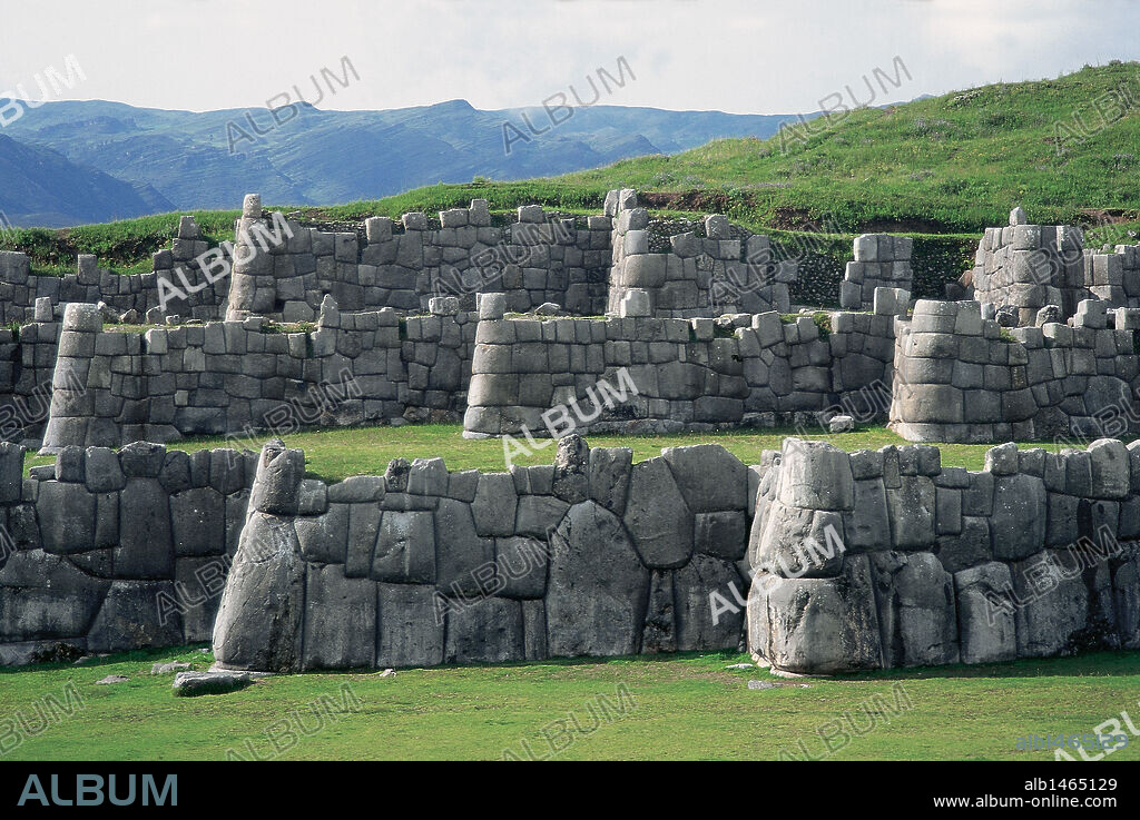 ARTE PRECOLOMBINO. INCA. PERU. SITIO ARQUEOLOGICO DE SACSAYHUAMAN. Fortaleza formada por tres plataformas superpuestas. BALUARTE DE MUROS ESCALONADOS.