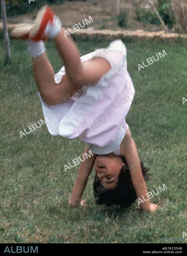 NIÑA DE 4 AÑOS HACIENDO EL PINO.