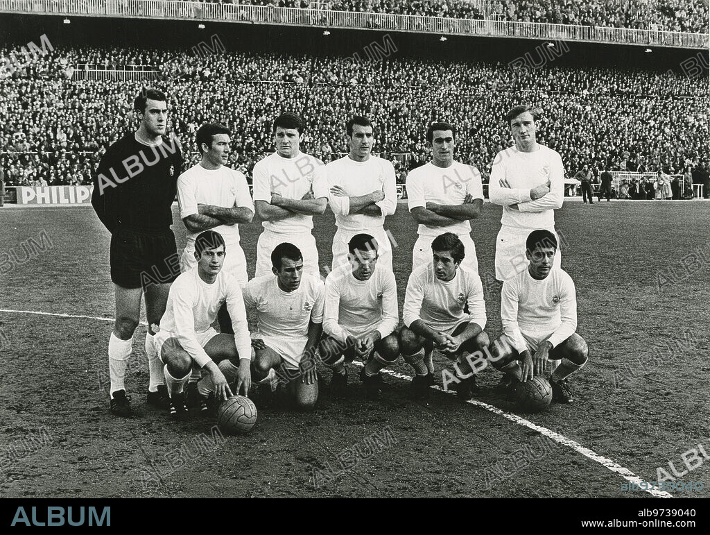 Madrid, 07/01/1968. Partido de liga, jornada 15, disputado en el estadio Santiago Bernabéu entre el Real Madrid y el C.D. Málaga, que terminó con el resultado de 3 goles a 0 para los locales. En la imagen, la alineación inicial blanca: de pie, de izquierda a derecha, Junquera, Calpe, Zunzunegui, Miera, Pirri, Zoco; debajo, de izquierda a derecha, Miguel Pérez, Amancio, Grosso, Velázquez, Bueno.
